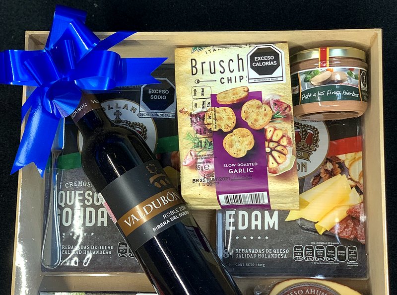 Kit gourmet de fin de año con vino, quesos y conservas