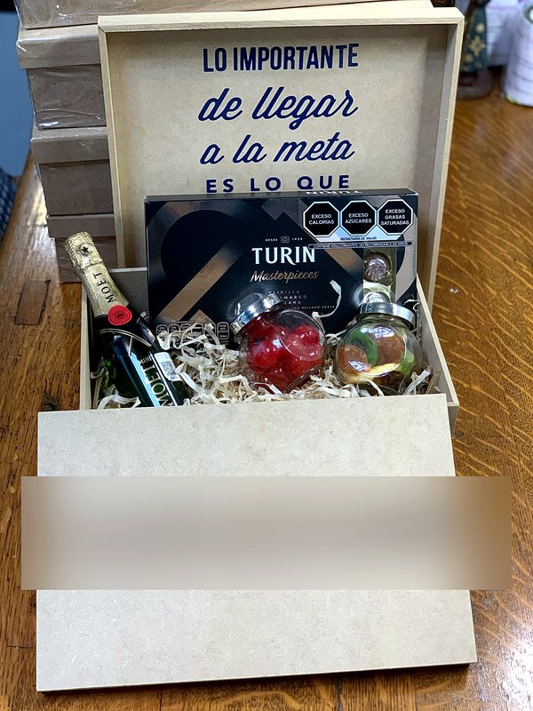 Caja de MDF con tapa impresa, espumoso y chocolates