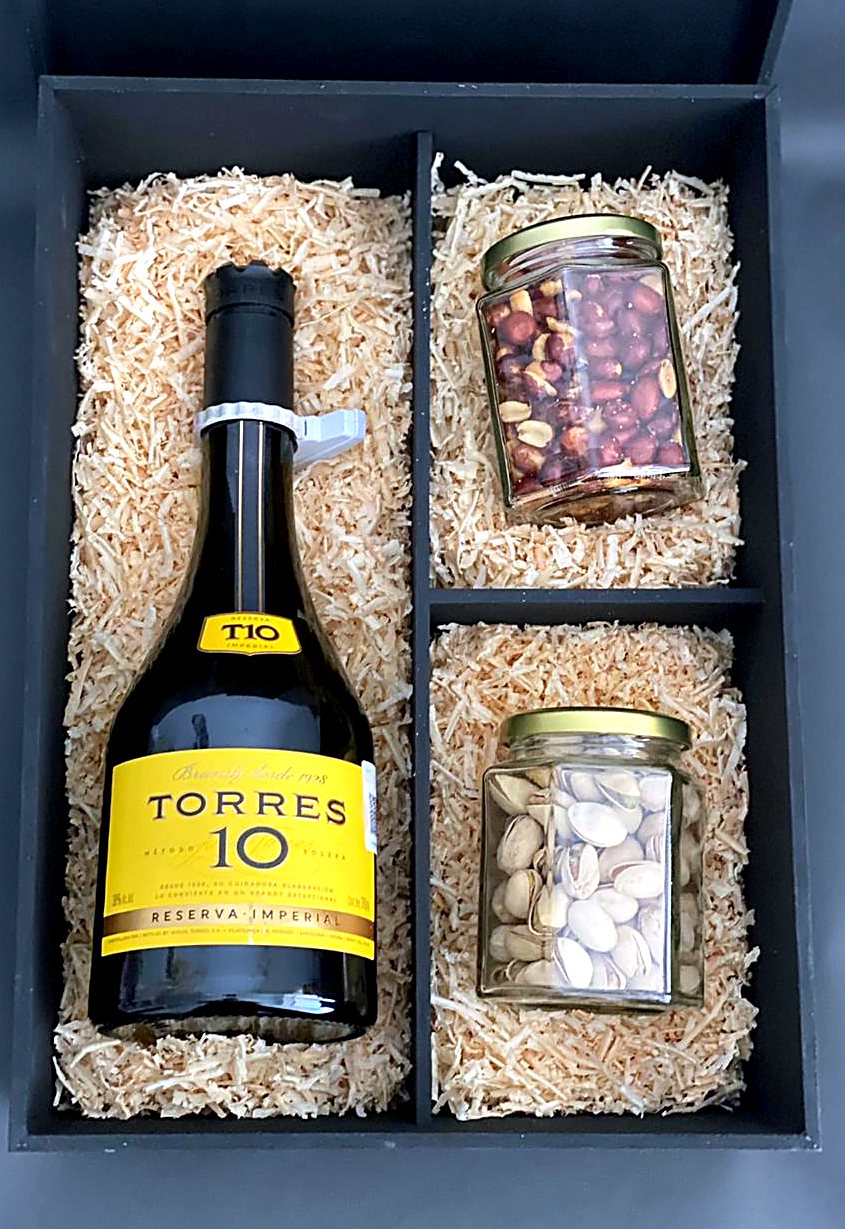 Caja negra con divisiones: brandy y dos frascos de botanas gourmet