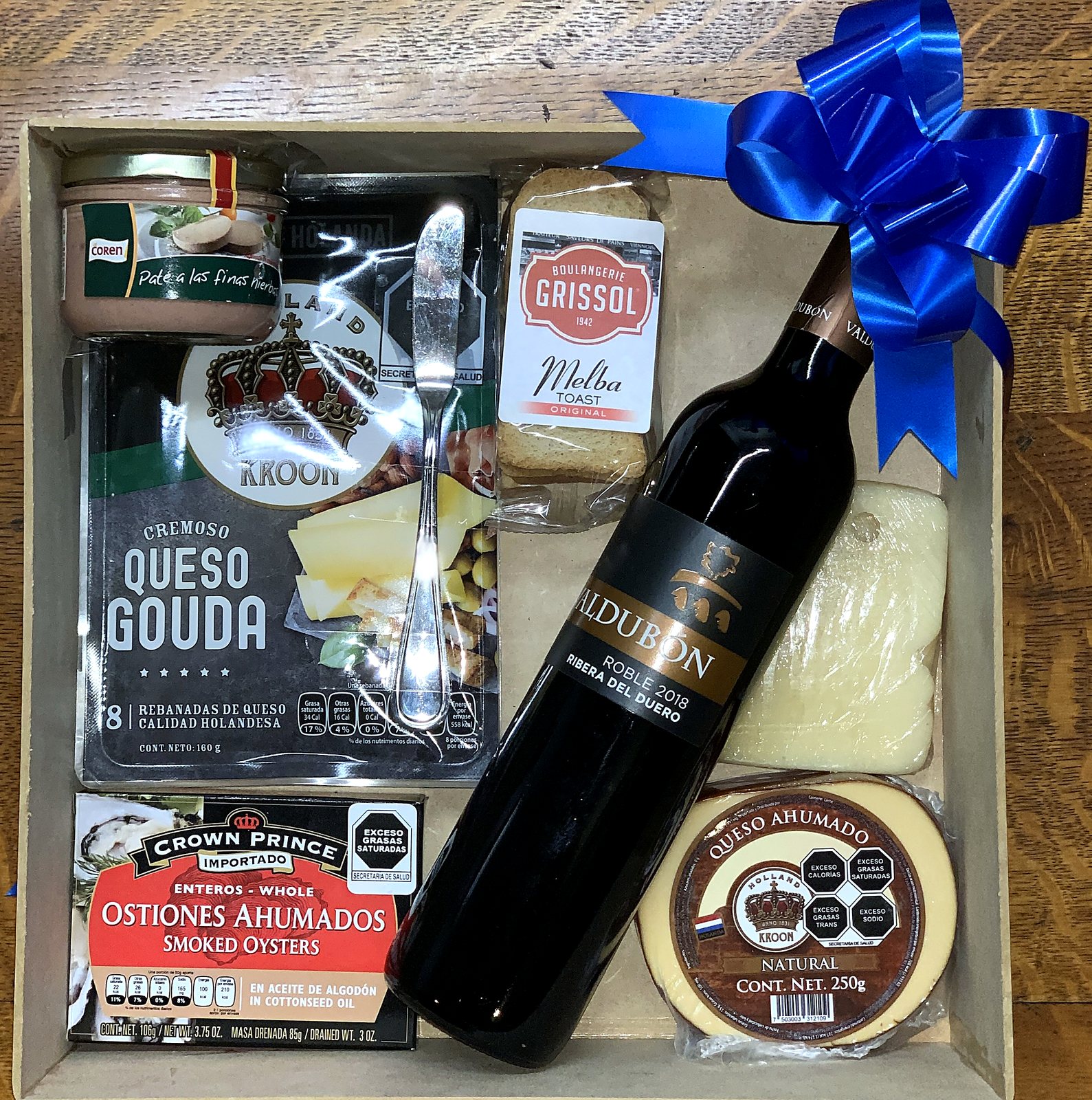 Kit de regalo corporativo en caja de madera: vino tinto, quesos, patés, ostiones y moño azul