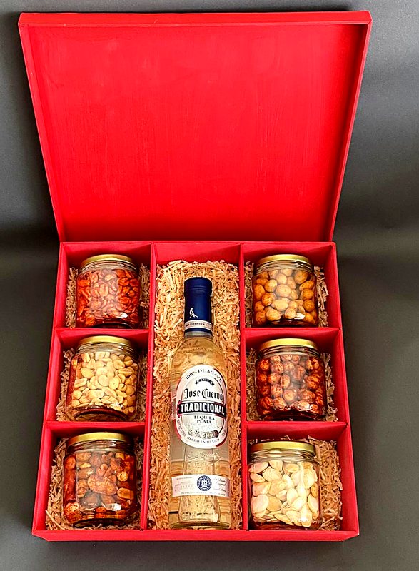 Caja roja con seis frascos de botanas y una botella de tequila