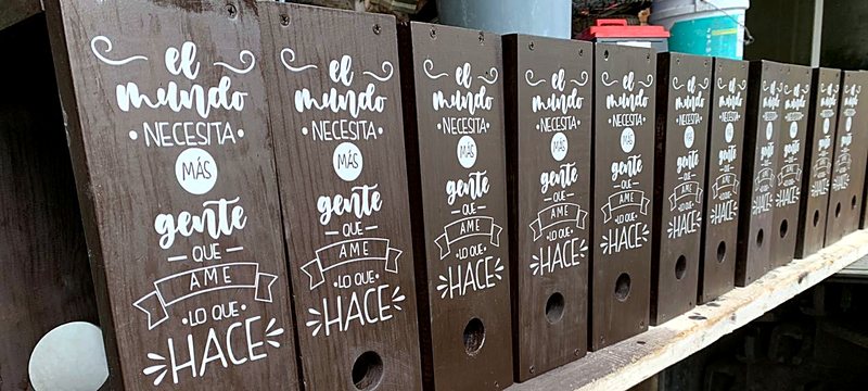 Fila de cajas de madera oscura grabadas con una frase