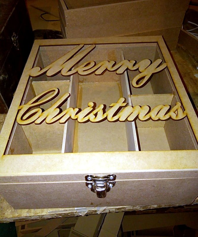 Tapa de caja con letras Merry Christmas cortadas con láser